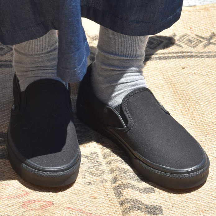 バンズ/ヴァンズ (VANS) CLASSIC SLIP-ON(クラシック・スリッポン) 靴 スニーカー VN000EYEBKA トップジミーのレディースコーディネート画像