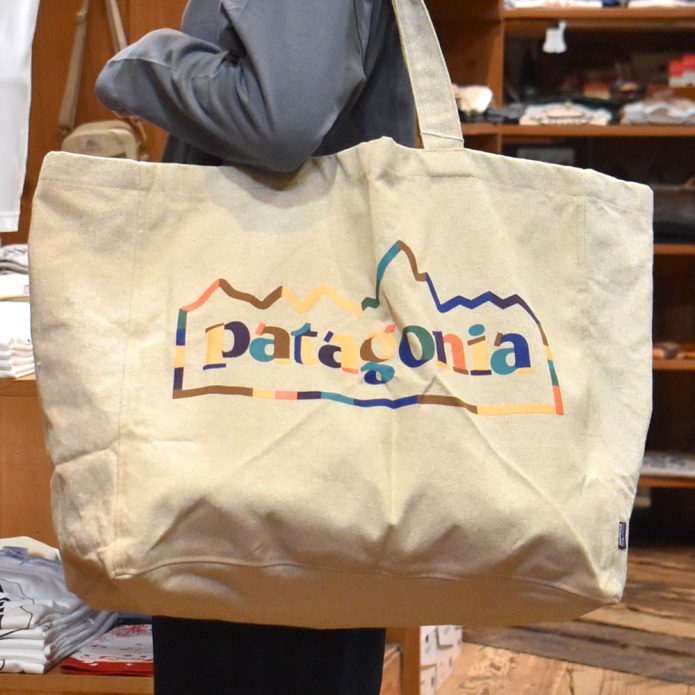 パタゴニア (PATAGONIA) リサイクル オーバーサイズ トート Recycled Oversized Tote トートバッグ アウトドア キャンプ 大容量 59255 トップジミーのレディースコーディネート画像