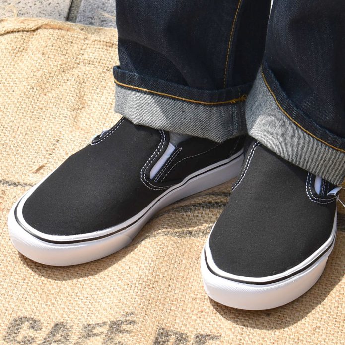 バンズ/ヴァンズ (VANS) UA COMFYCUSH SLIP-ON (コンフィクッシュ スリッポン) CLASSIC 靴 スニーカー 紐なし VN0A3WMDVNE トップジミーのレディースコーディネート画像