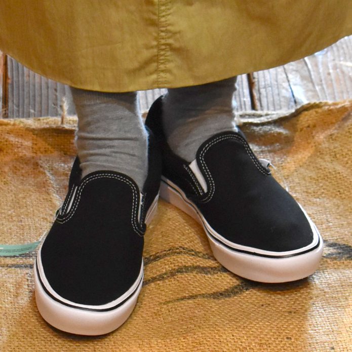 バンズ/ヴァンズ (VANS) UA COMFYCUSH SLIP-ON (コンフィクッシュ スリッポン) CLASSIC 靴 スニーカー 紐なし VN0A3WMDVNE トップジミーのレディースコーディネート画像