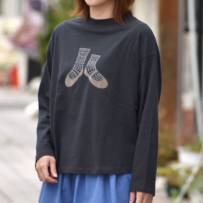 ブリスバンチ (Bliss bunch) 秋の足下プリントT (長袖) 長袖プリントTシャツ A748-381 トップジミーのレディースコーディネート画像