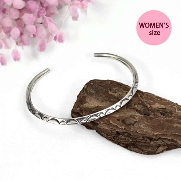 ラリースミス (LARRY SMITH)
LADIE'S EXTRA THIN TRIANGLE BRACELET -LEAF-
トライアングルバングルリーフ シルバーアクセサリー
BR-0123-L