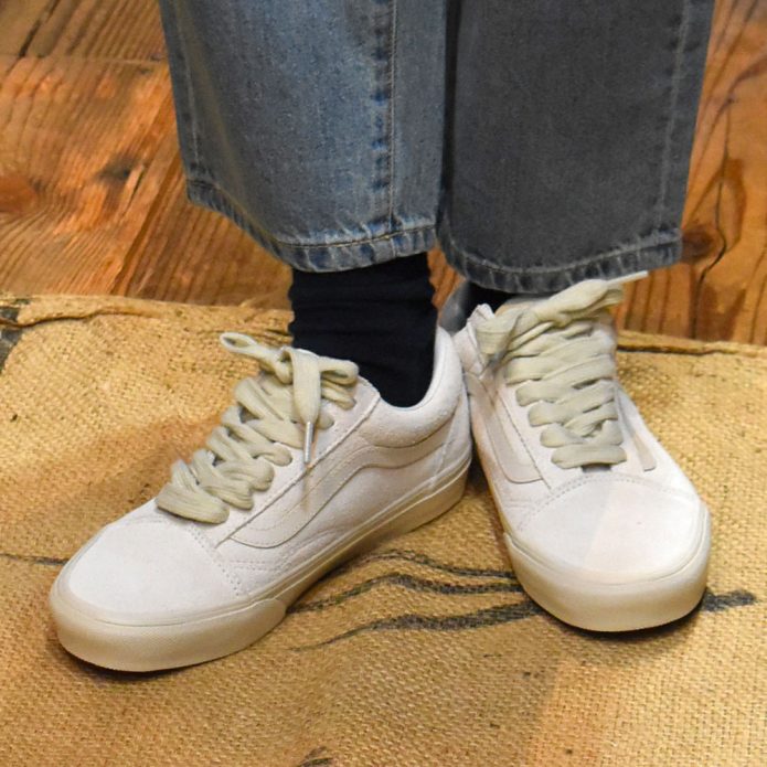 バンズ/ヴァンズ (VANS)OLD SKOOL OVERSIZED LACE marshmallow オールドスクール 靴 ローカットスニーカーVN000CR5FS8 トップジミーのレディースコーディネート画像