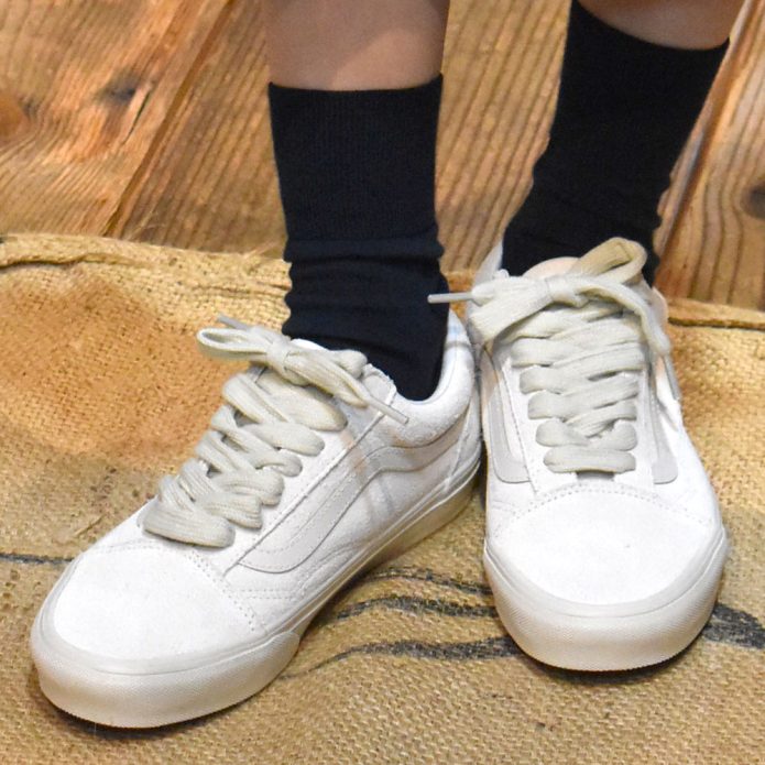 バンズ/ヴァンズ (VANS) OLD SKOOL OVERSIZED LACE marshmallow オールドスクール 靴 ローカットスニーカー VN000CR5FS8 トップジミーのレディースコーディネート画像