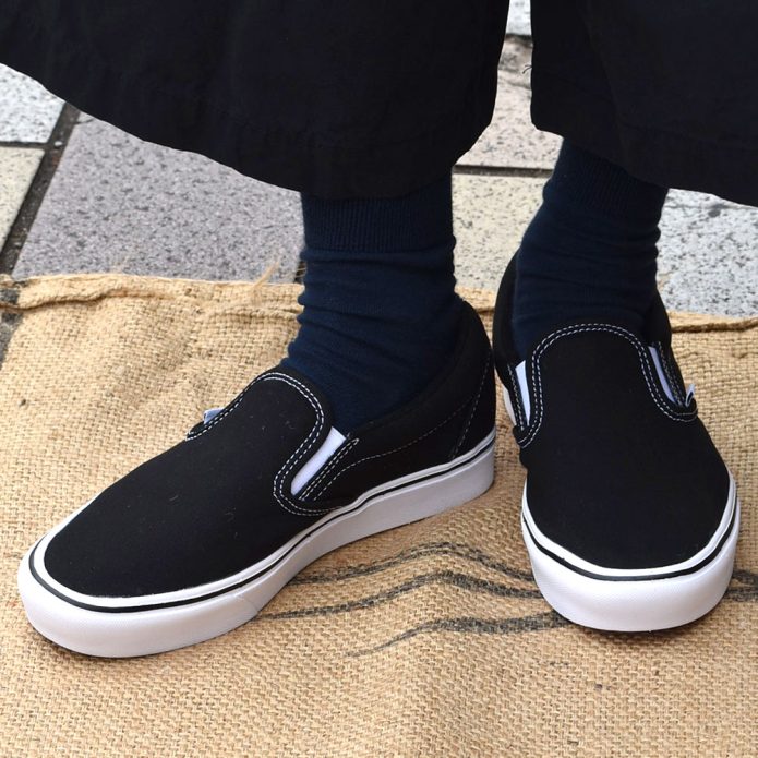 バンズ/ヴァンズ (VANS) UA COMFYCUSH SLIP-ON (コンフィクッシュ スリッポン) CLASSIC 靴 スニーカー 紐なし VN0A3WMDVNE トップジミーのレディースコーディネート画像